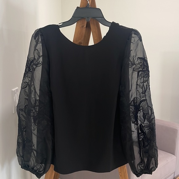 Black blouse with detailed arm design - Picture 2 of 4
